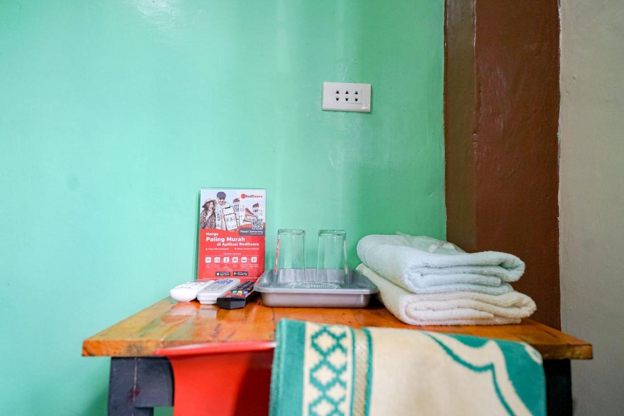 Отель Reddoorz Syariah Near Bukit Teletubbies Padangsidempuan Экстерьер фото